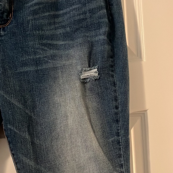 Code Bleu distressed Capri 18W raw hem stone wash casual plus size slimmer fit - Picture 5 of 10